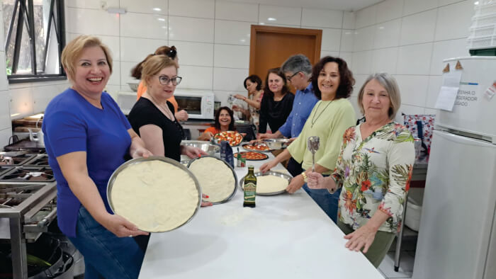 Mulheres fazendo pizza