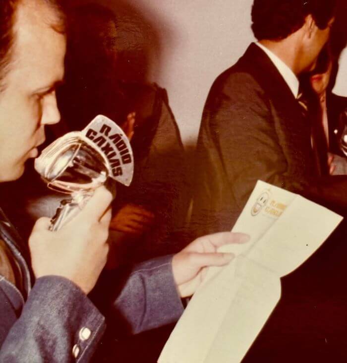 Foto antiga de homem com microfone