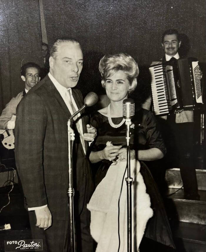 Foto antiga de homem e mulher com microfone