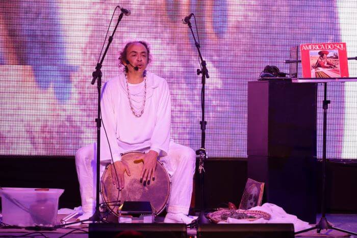 Homem em palco tocando Sopapo