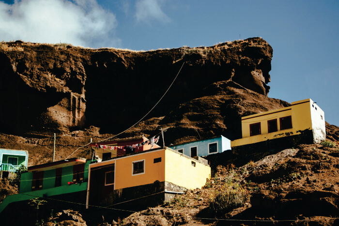 Casas coloridas no topo de montanha