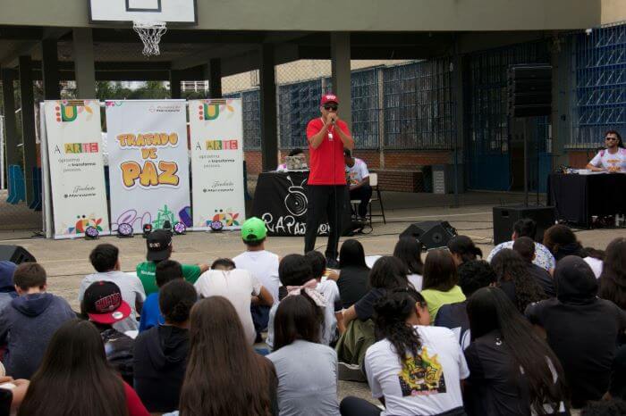 Chiquinho Divilas cantando em escola