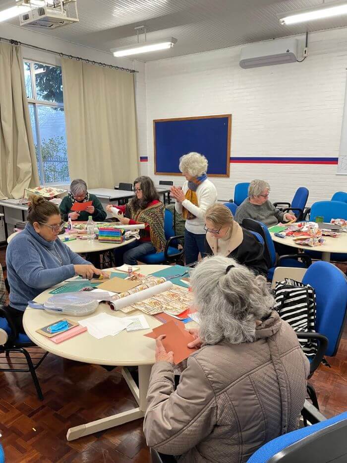 Encadernação Criativa Mulheres fazendo encadernação
