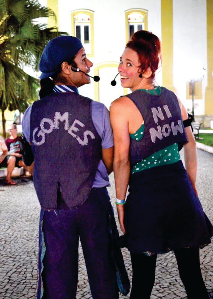 Homem e mulher de costas