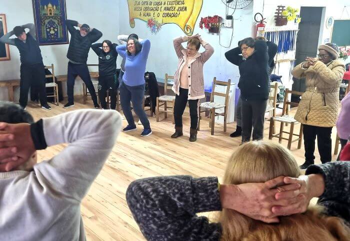 Pessoas em círculo fazendo Yoga